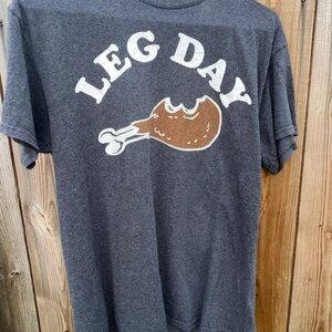 Gray Graphic T-Shirt with 'Leg Day' Design